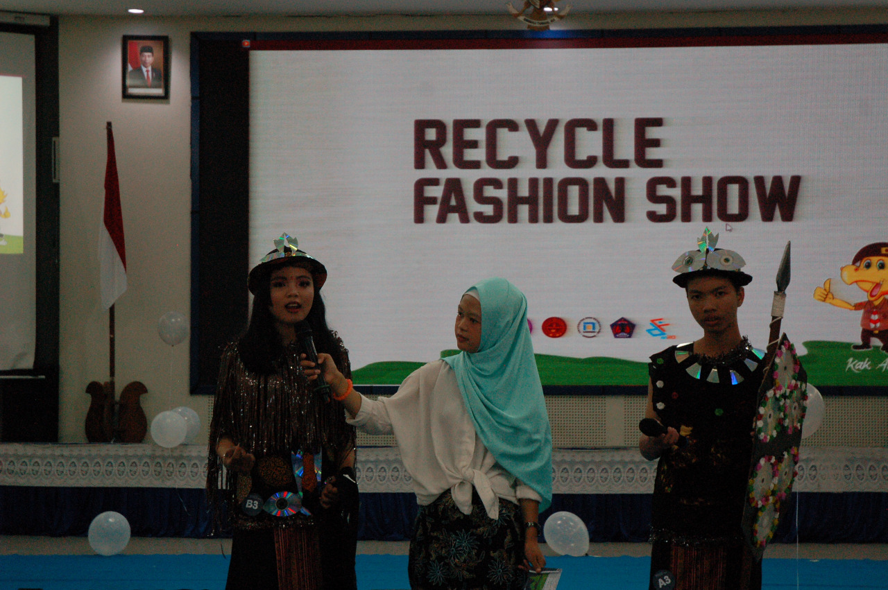 lomba recycle fashion show